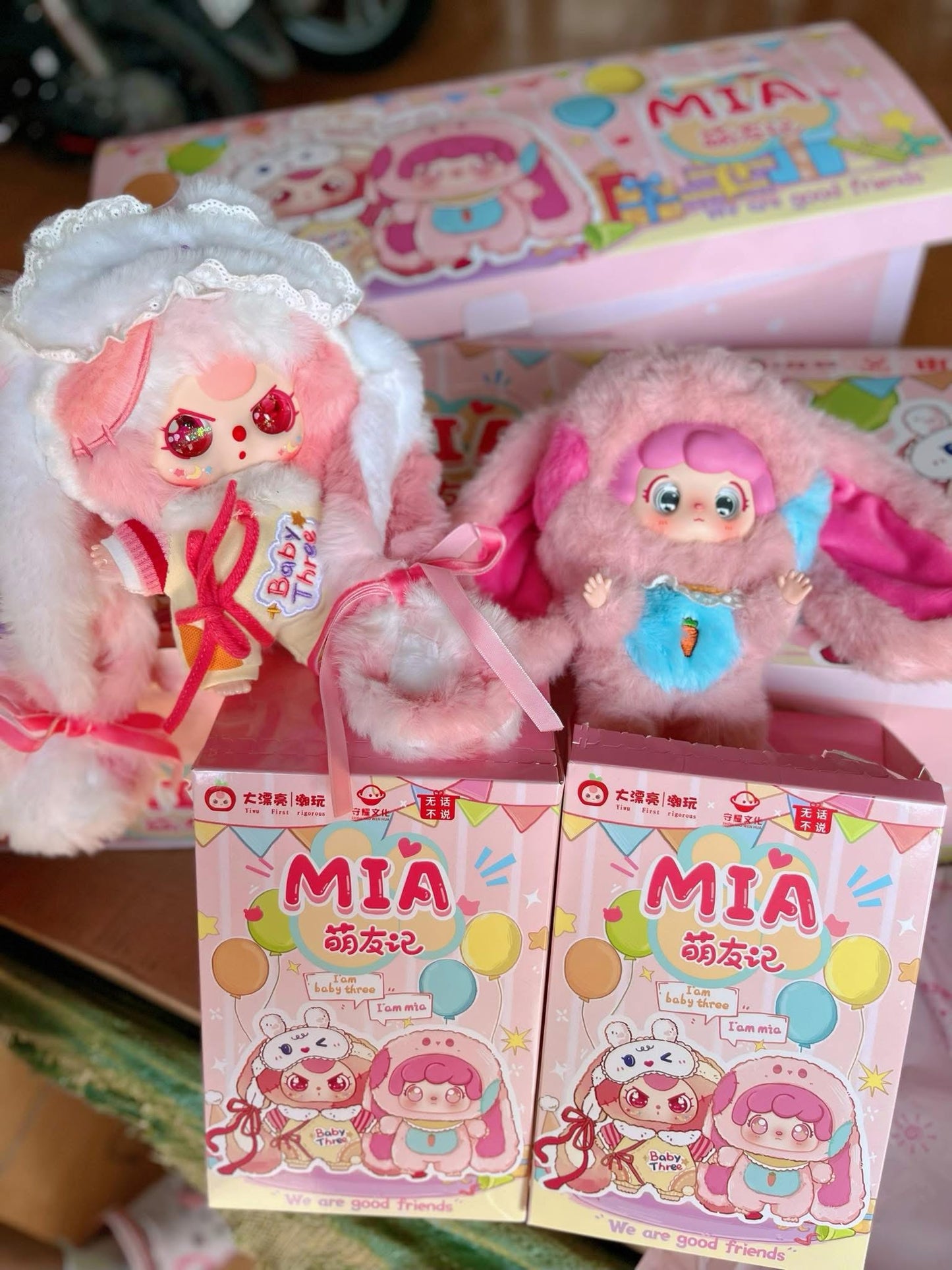Baby Three x Mia - We are good friends